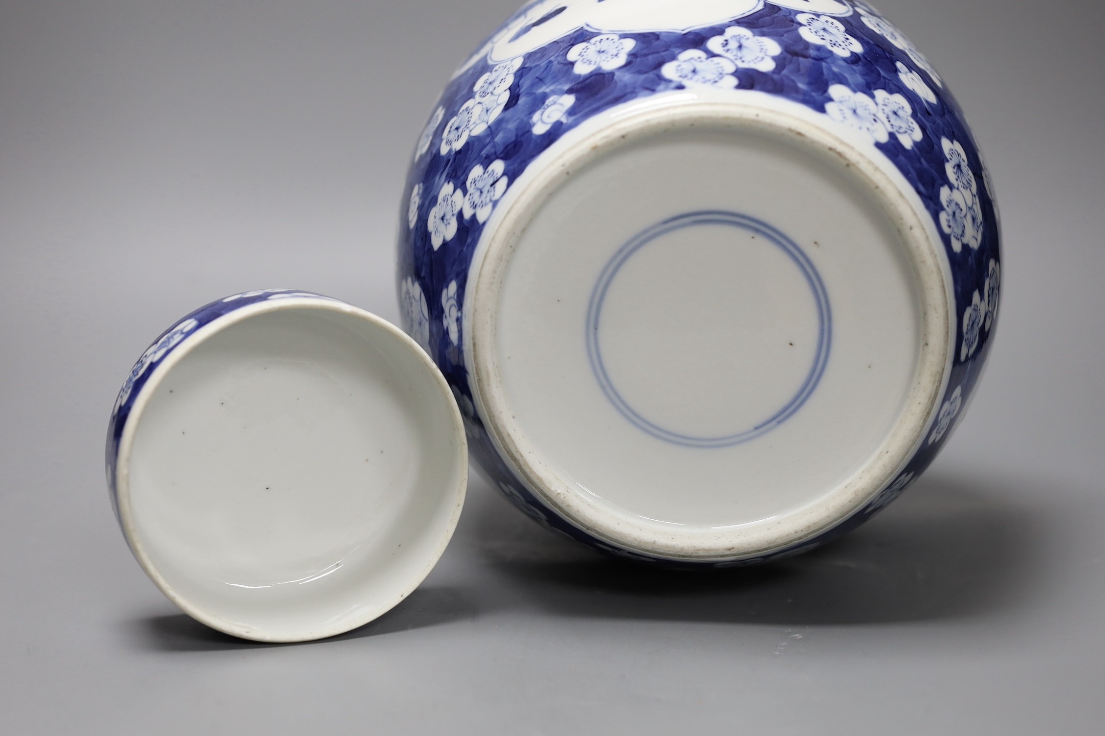 A large 19th century Chinese blue and white prunus jar and cover, 25cm